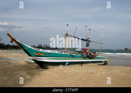 Outrigger bateau de pêche (ORU) canoë de mer ou sur la plage, Weligama, au Sri Lanka Banque D'Images