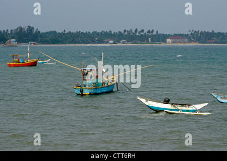 Les bateaux de pêche ancrés dans la baie de Weligama, Sri Lanka Banque D'Images