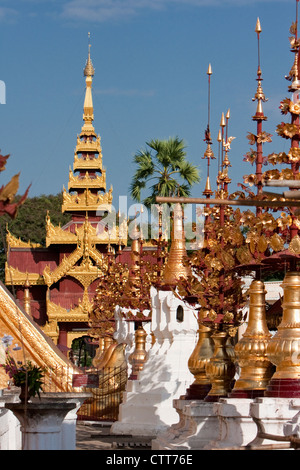 Le Myanmar, Birmanie, Shwezegon (pagode Shwezigon), près de Bagan. Banque D'Images
