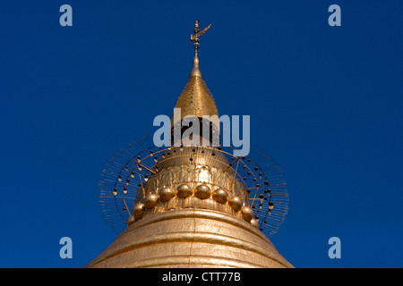 Le Myanmar, Birmanie. Haut de la Pagode Shwezigon (Shwezegon), près de Bagan. Banque D'Images