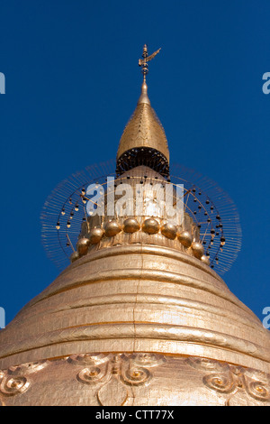 Le Myanmar, Birmanie. Haut de la Pagode Shwezigon (Shwezegon), près de Bagan. Banque D'Images