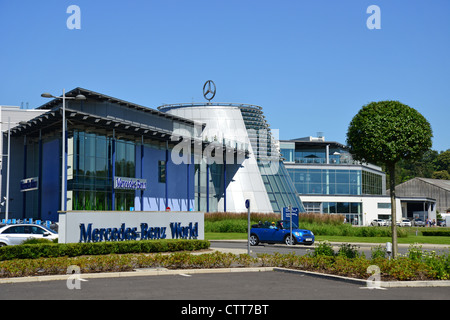 Mercedes-Benz World building, Brooklands, Weybridge, Surrey, Angleterre, Royaume-Uni Banque D'Images