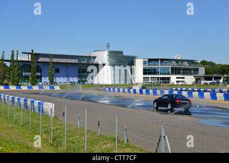 Mercedes-Benz World racing circuit et bâtiment, Brooklands, Weybridge, Surrey, Angleterre, Royaume-Uni Banque D'Images