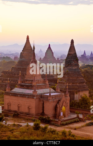 Le Myanmar, Birmanie, Bagan. Dans Early-Morning les temples du soleil. Banque D'Images