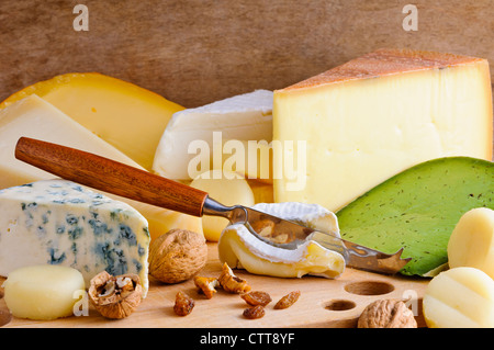 Arrière-plan avec fromage variété sur une planche en bois Banque D'Images