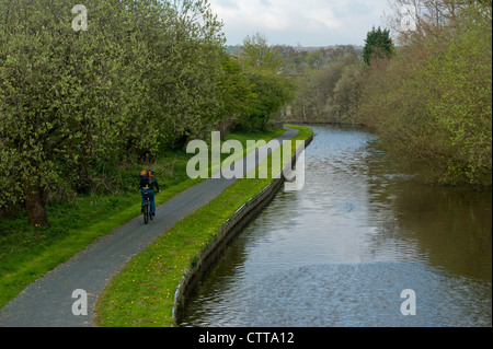 Randonnée à vélo le long du canal,la navette entre le travail à la maison Banque D'Images