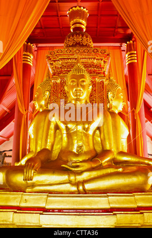 Stock Photo - L'art de sculpture sur bois porte Angel, ancien temple dans le sud du pays, la Thaïlande Banque D'Images