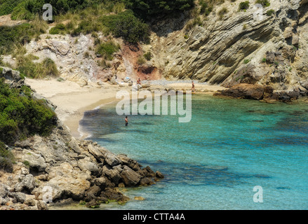 Une petite plage en face de la plage de sable blanc apartments arenal d'en castell espagne Minorque Banque D'Images