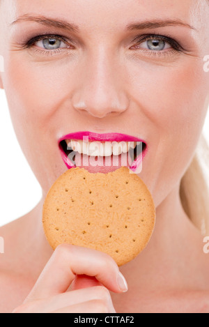 Femme mangeant un biscuit digestif Banque D'Images