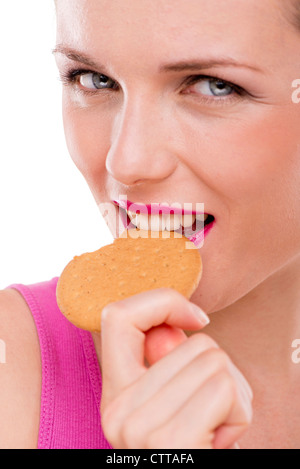 Femme mangeant un biscuit digestif Banque D'Images