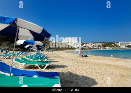 Chaises vides arenal d'en castell plage espagne Minorque Banque D'Images