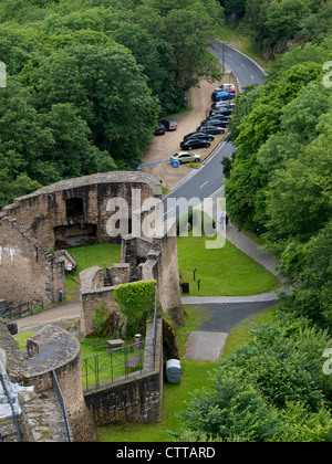 Entrée du château de Bourscheid, vu depuis le château. Luxembourg Banque D'Images