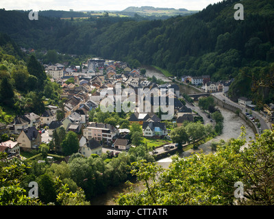 La ville de Vianden, Luxembourg, se trouve dans le virage de l'Our près de la frontière allemande Banque D'Images