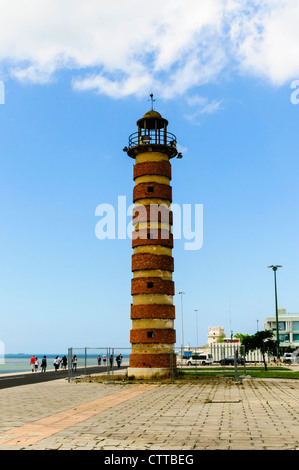 Un vieux phare en briques rouges situé sur les rives du Tage, entre la Tour de Belem et Monument aux découvertes Banque D'Images