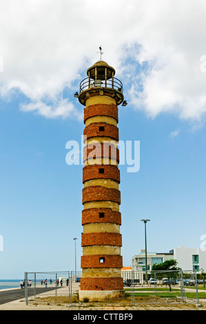 Un vieux phare en briques rouges situé sur les rives du Tage, entre la Tour de Belem et Monument aux découvertes Banque D'Images