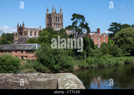 River Wye Hereford Cathedral aux beaux jours de l'été, prise de pont sur la Wye, Ville de Hereford, Angleterre, Royaume-Uni Banque D'Images