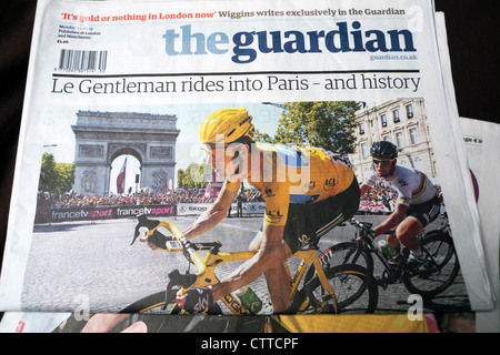 Bradley Wiggins apparaît sur la première page du journal The Guardian pour gagner le Tour de France en juillet 2012 Paris France Banque D'Images