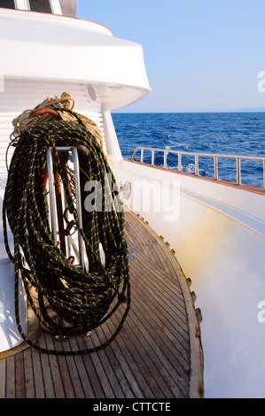 Le jeu de corde sur yacht marine sur la mer Banque D'Images