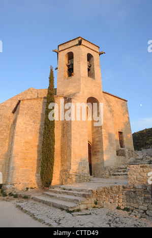 Église rénovée 'Notre-Dame d'Alidon' dans le village déserté en partie d'Oppède le Vieux en Provence, France. Banque D'Images