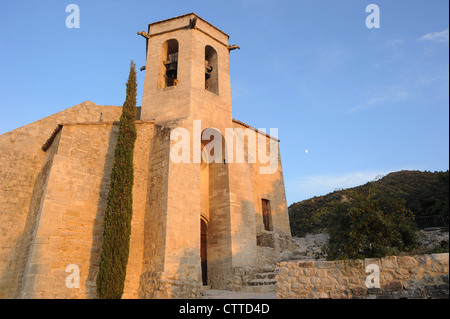 Église rénovée 'Notre-Dame d'Alidon' dans le village déserté en partie d'Oppède le Vieux en Provence, France. Banque D'Images