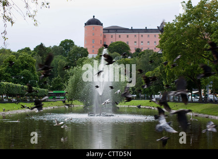 Les fontaines d'eau dans le Svandammen park ci-dessous Uppsala Castle. La Suède. Banque D'Images