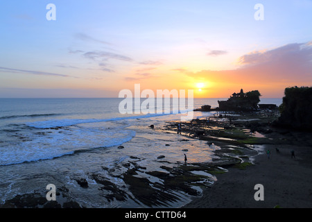 Temple de Tanah Lot à Bali au coucher du soleil. Banque D'Images