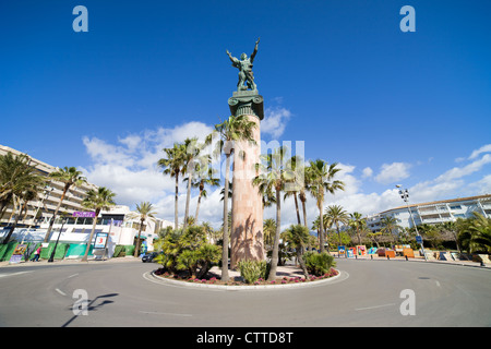 Statue de la Victoria ou la victoire par le sculpteur géorgien Zurab Tsereteli sur rond-point à Puerto Banus, Espagne Banque D'Images