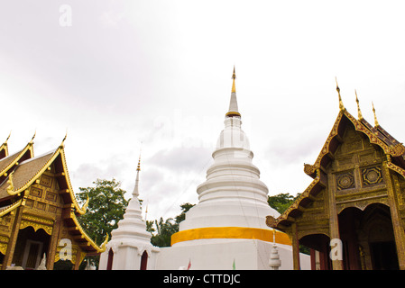 Temple et Chedi dans Wat Phra Sing, Chiang Mai, Thaïlande Banque D'Images