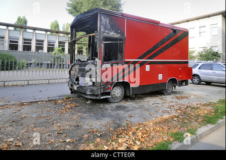 Milan, camion alimentaire détruit par un incendie criminel parce que le propriétaire avait refusé de payer l'argent de la 'protection' pour une famille de la Mafia Banque D'Images