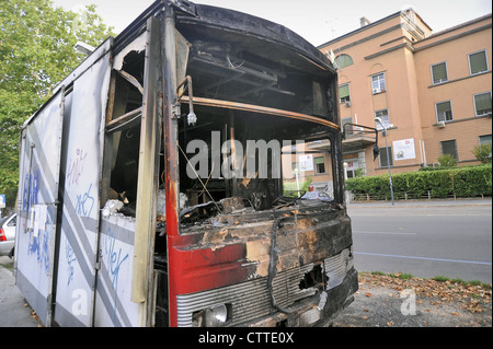 Milan, camion alimentaire détruit par un incendie criminel parce que le propriétaire avait refusé de payer l'argent de la 'protection' pour une famille de la Mafia Banque D'Images