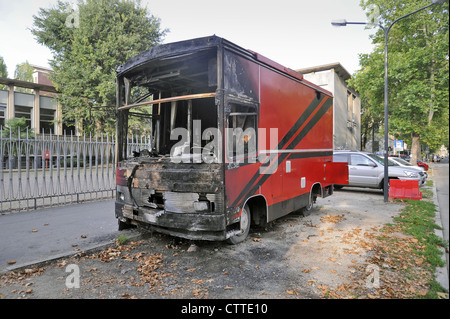 Milan, camion alimentaire détruit par un incendie criminel parce que le propriétaire avait refusé de payer l'argent de la 'protection' pour une famille de la Mafia Banque D'Images