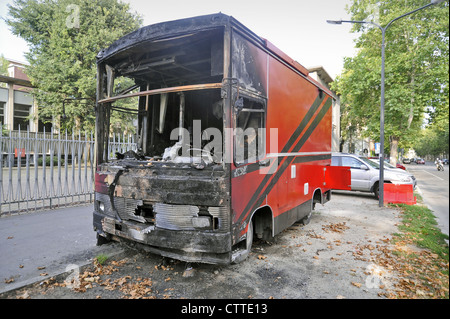 Milan, camion alimentaire détruit par un incendie criminel parce que le propriétaire avait refusé de payer l'argent de la 'protection' pour une famille de la Mafia Banque D'Images