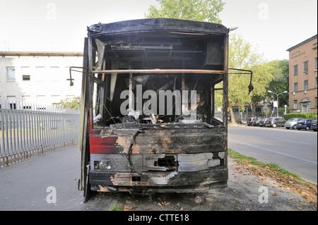 Milan, camion alimentaire détruit par un incendie criminel parce que le propriétaire avait refusé de payer l'argent de la 'protection' pour une famille de la Mafia Banque D'Images