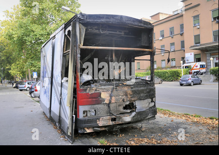 Milan, camion alimentaire détruit par un incendie criminel parce que le propriétaire avait refusé de payer l'argent de la 'protection' pour une famille de la Mafia Banque D'Images