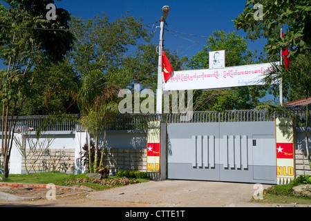 Entrée fermée à la résidence de l'homme politique de l'opposition birmane Aung San Suu Kyi à Rangoon (Yangon), le Myanmar (Birmanie). Banque D'Images