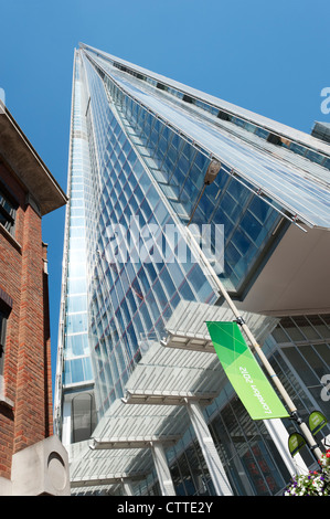 Regardant les Shard, London Bridge, Angleterre. Le fragment a été ouvert en 2012 et est le plus haut édifice de l'Union européenne. Banque D'Images
