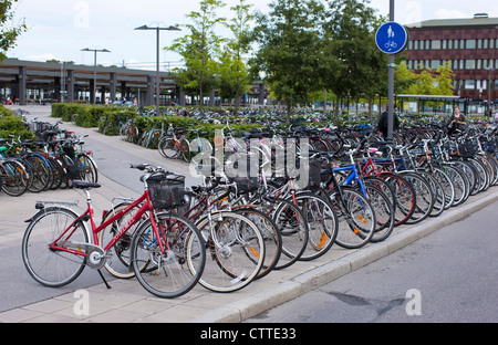 Lignes de bicyclettes à côté de la gare. Uppsala, Suède. Banque D'Images