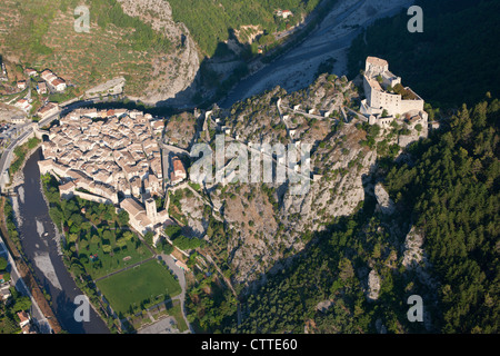 VUE AÉRIENNE.La citadelle d'Entrevaux dominée par son château sur un passage stratégiquement étroit dans la vallée du Var, Alpes-de-haute-Provence, France. Banque D'Images