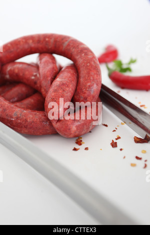 Saucisse Merguez crus une saucisse épicée de l'Algérie et d'Afrique du Nord. Banque D'Images