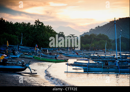 Bateaux de pêche dans le village de Pemuteran, Bali au coucher du soleil attendre pour sortir pour une nuits la pêche du maquereau et barracudas. Banque D'Images
