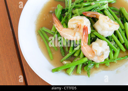 Crevettes poêlées aux asperges est une sorte de cuisine thaï il n'est pas épicé Banque D'Images