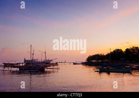 Lever du soleil dans le village de Pemuteran sur l'île de Bali, Indonésie. Pemuteran est connue pour ses coraux et est un spot de plongée sous-marine. Banque D'Images