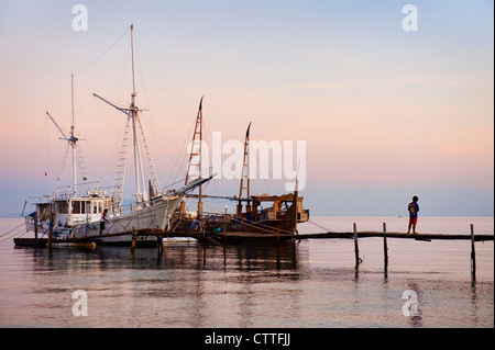 Lever du soleil dans le village de Pemuteran sur l'île de Bali, Indonésie. Pemuteran est connue pour ses coraux et est un spot de plongée sous-marine. Banque D'Images