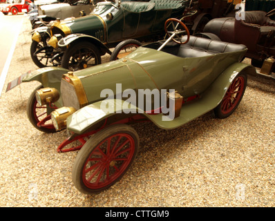 La Bugatti 13 N 1910 est exposée au Musée technique national de Prague. Connue pour ses premières innovations techniques, cette voiture vintage représente un développement clé dans l'histoire de l'automobile. Banque D'Images