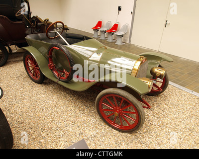 La Bugatti 13 N 1910 est un modèle automobile ancien exposé au Musée technique national de Prague. Cette voiture historique est reconnue pour son design pionnier dans l'industrie automobile du début du XXe siècle. Banque D'Images