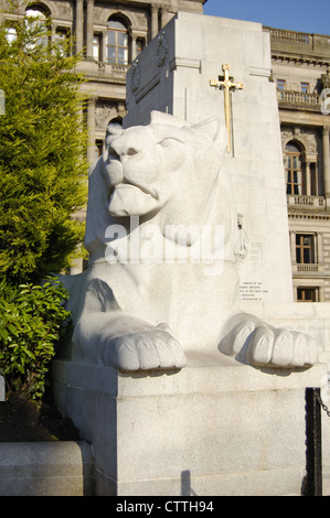 Statue de Lion au cénotaphe monument commémoratif de guerre à George Square, Glasgow, Ecosse Banque D'Images