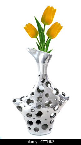 Vase d'argent élégant et moderne avec des tulipes isolé sur blanc. Banque D'Images