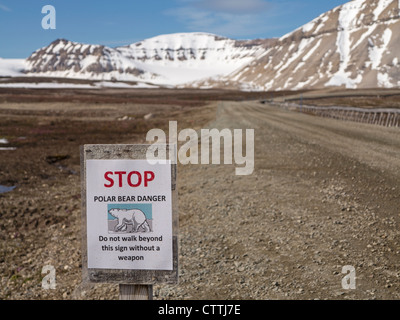 Panneau d'avertissement pour les ours polaires à Ny Alesund Spitzberg Norvège Banque D'Images