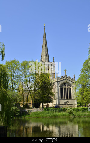 Stratford-upon-Avon, Holy Trinity Church et la rivière Avon, dans le Warwickshire, Royaume-Uni Banque D'Images