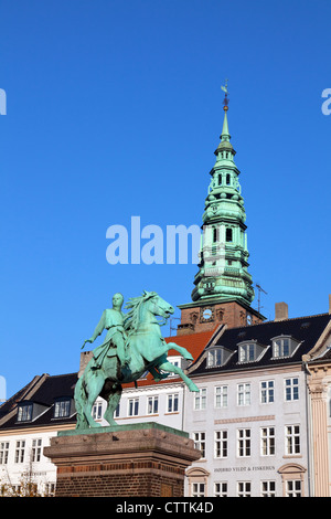 La statue équestre de l'évêque Absalon, le fondateur de Copenhague en 1167, domine la Hojbro Plads (Hojbro Square). Banque D'Images